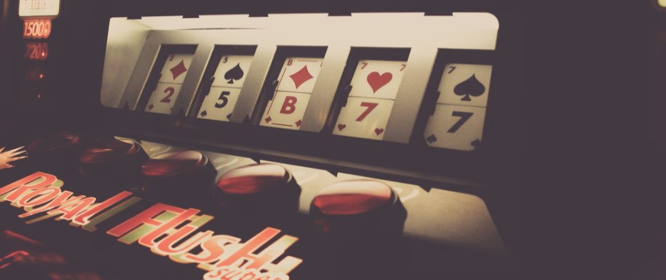 How Do Pros Save Money When Playing Slots at Online Casinos?